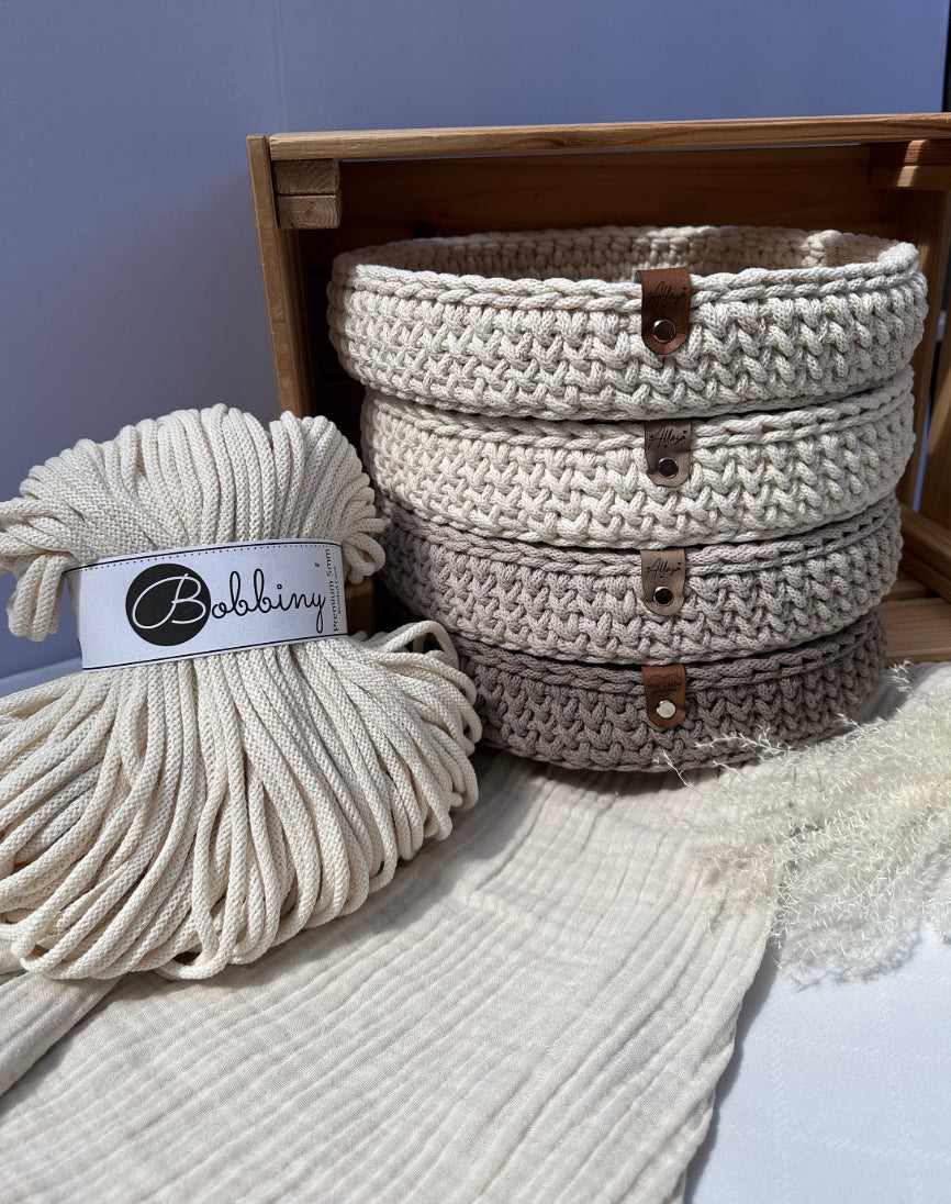 Tablett aus Bobbiny yarn mit Holzboden