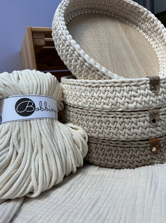 Tablett aus Bobbiny yarn mit Holzboden